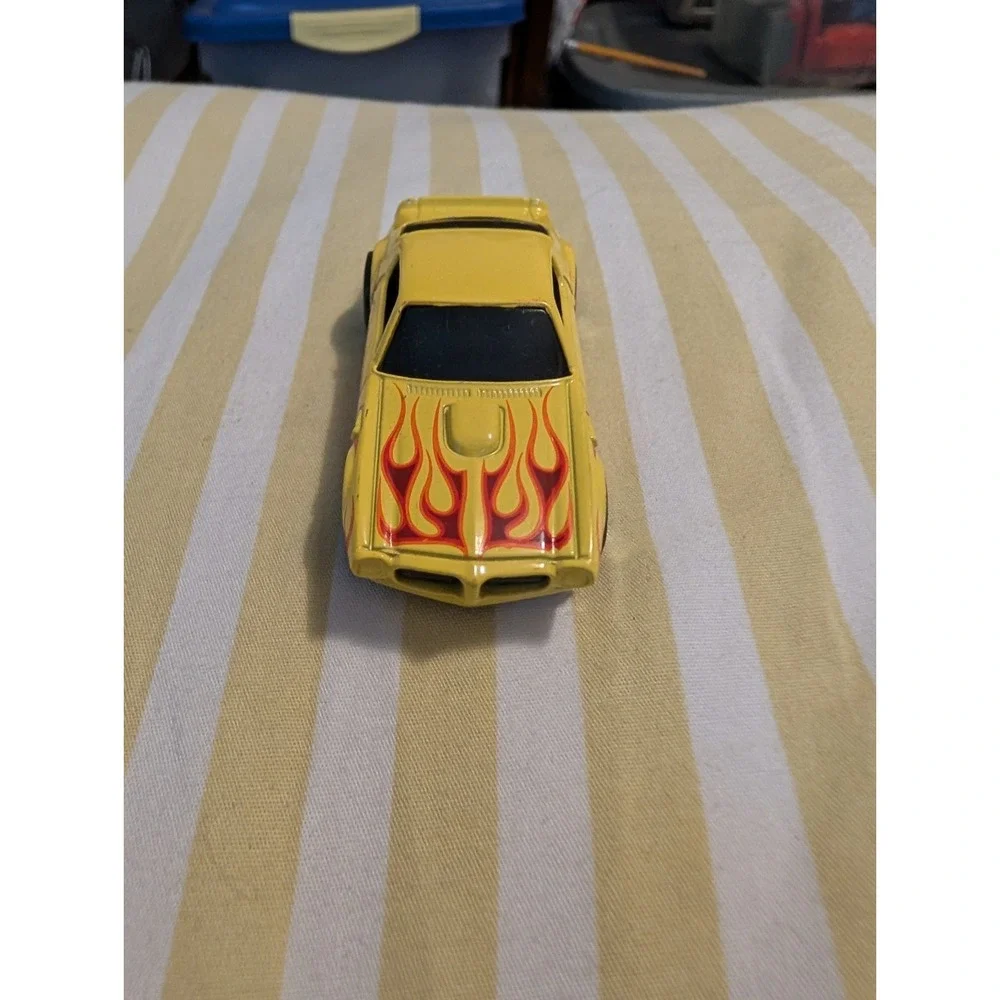 Hot Wheels 2011 Pontiac Firebird Trans Am Yellow Red Flames Diecast 1:64 Car